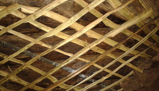 Набивка дранки – тонких деревянных реек, на стену из дерева, сущестенно повышает прочность сцепления штукатурки с основанием