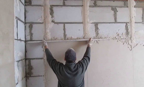 Нанесение шпаклевки на газобетонную кладку
